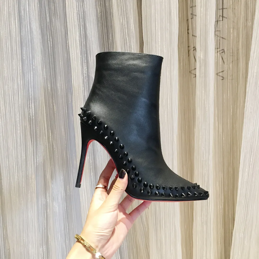 👟👟Ex-factory price 560👟👟 Genuine leather sole 30 Winter fashion boots [Lightning] [Lightning] Reprint must sell [Rose] Ordinary outsole full-grain cowhide, genuine leather outsole +30 [Sun] Brand: French famous brand red-soled shoes Christian Louboutin/Christian Louboutin original 1:1 production Sexy fashion boots Simple and elegant stiletto heel small pointed toe full of femininity [Love] Let others see what is a queen style Upper: Imported cowhide: Inner padding: first-layer pigskin Heel height: 10cm Genuine leather heel, super elegant Shoe size: 34-41 (size 41 needs to be customized) Comes with a complete set.